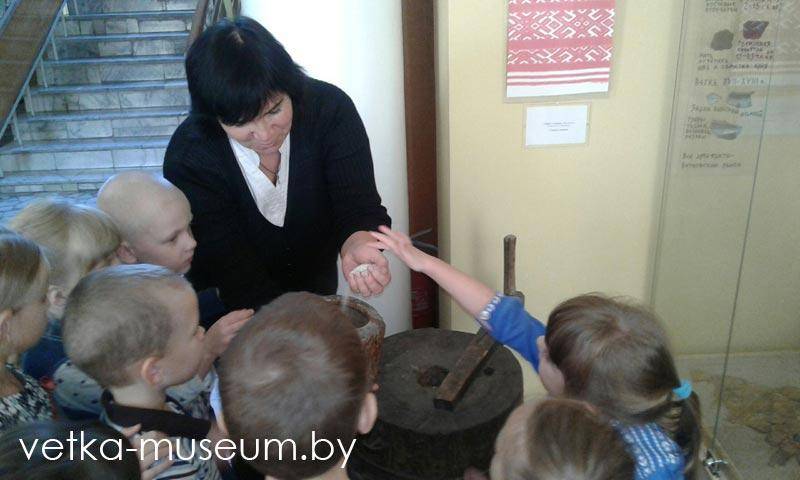 Вучні спрабуюць дакрануцца да мукі