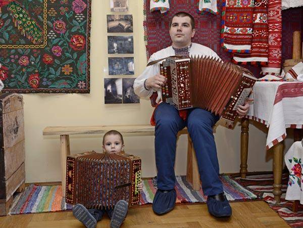 Віктар Шыпкоў з сынам у філіяле Веткаўскага музея