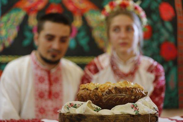 Шлюбная пара і каравай на вясельнай этна-вечарыне ў філіяле Веткаўскага музея ў г. Гомелі.