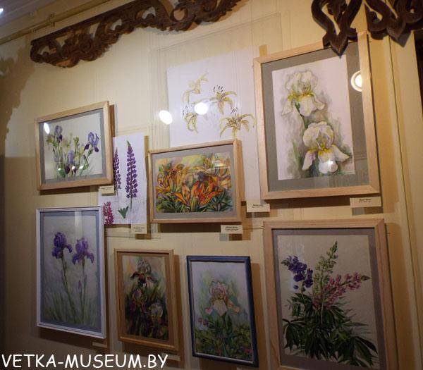 Фрагмент выставы "Кветкі ля хаты" ў філіяле Веткаўскага музея
